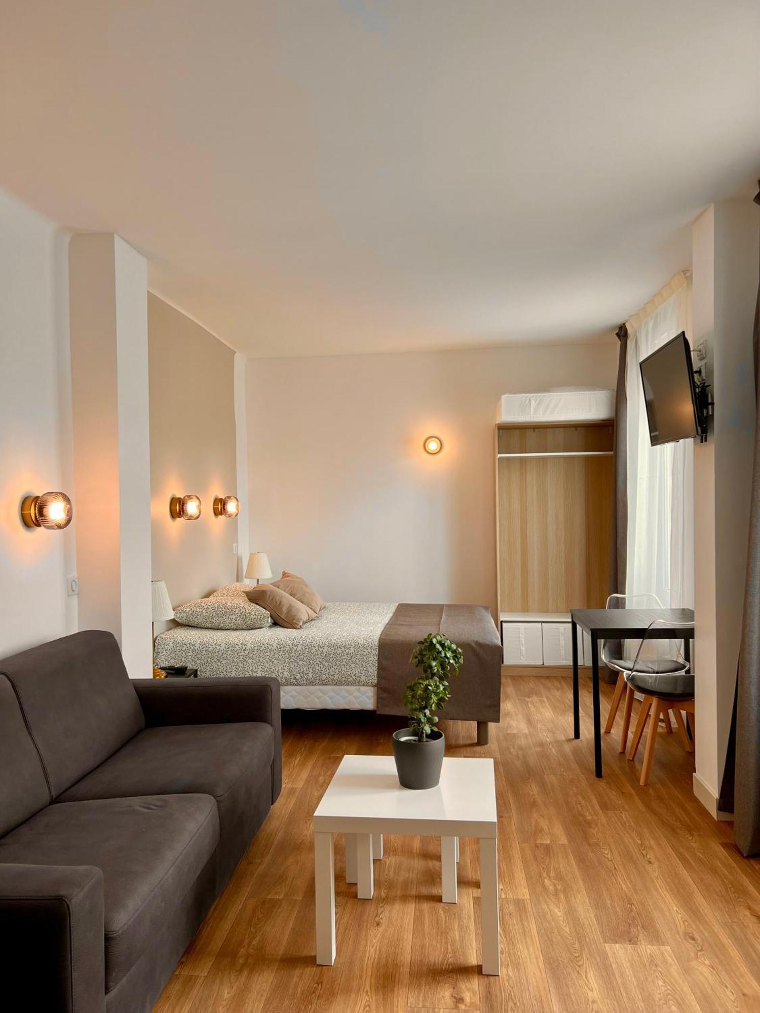 Studio 4 Pers Face Gare Sncf Appart Hotel Le Cygne D4 Bourges Exteriör bild